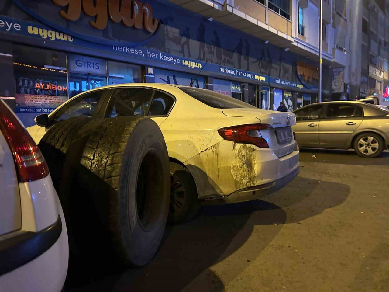 KARS’TA SEYİR HALİNDEKİ KAMYONUN TEKERİ KOPTU: PARK HALİNDEKİ ARAÇLAR ZARAR...