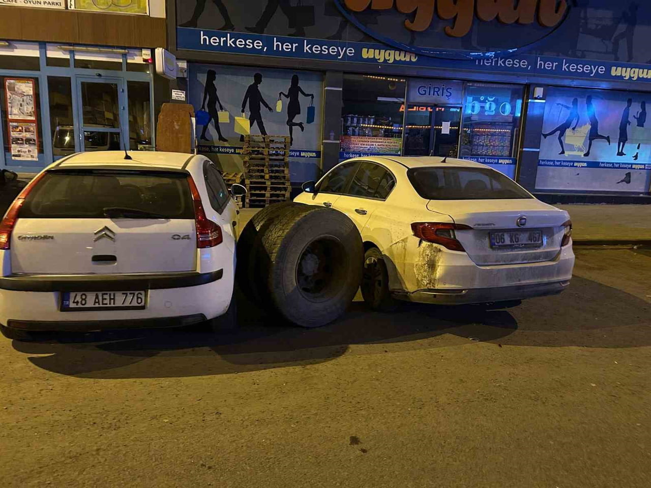 KARS’TA SEYİR HALİNDEKİ KAMYONUN TEKERİ KOPTU: PARK HALİNDEKİ ARAÇLAR ZARAR...