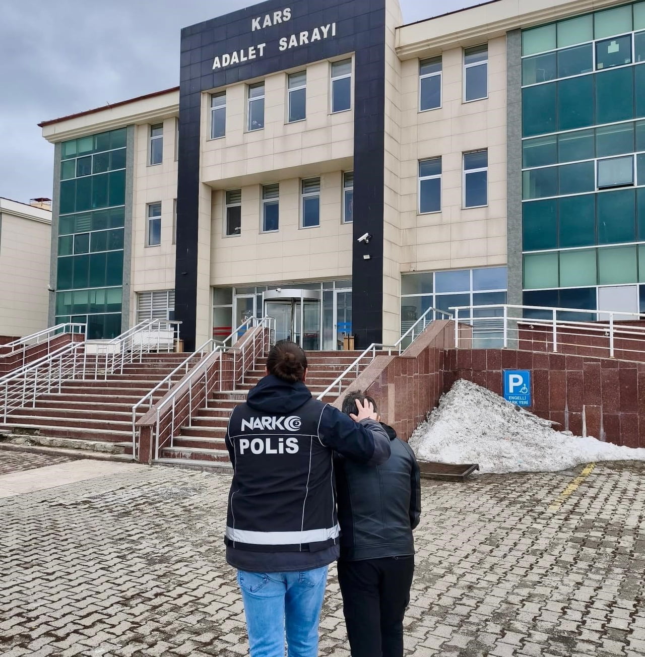 KARS’TA TORBACILARA OPERASYON: UYUŞTURUCU SATICISI TUTUKLANDI(KARS-İHA)