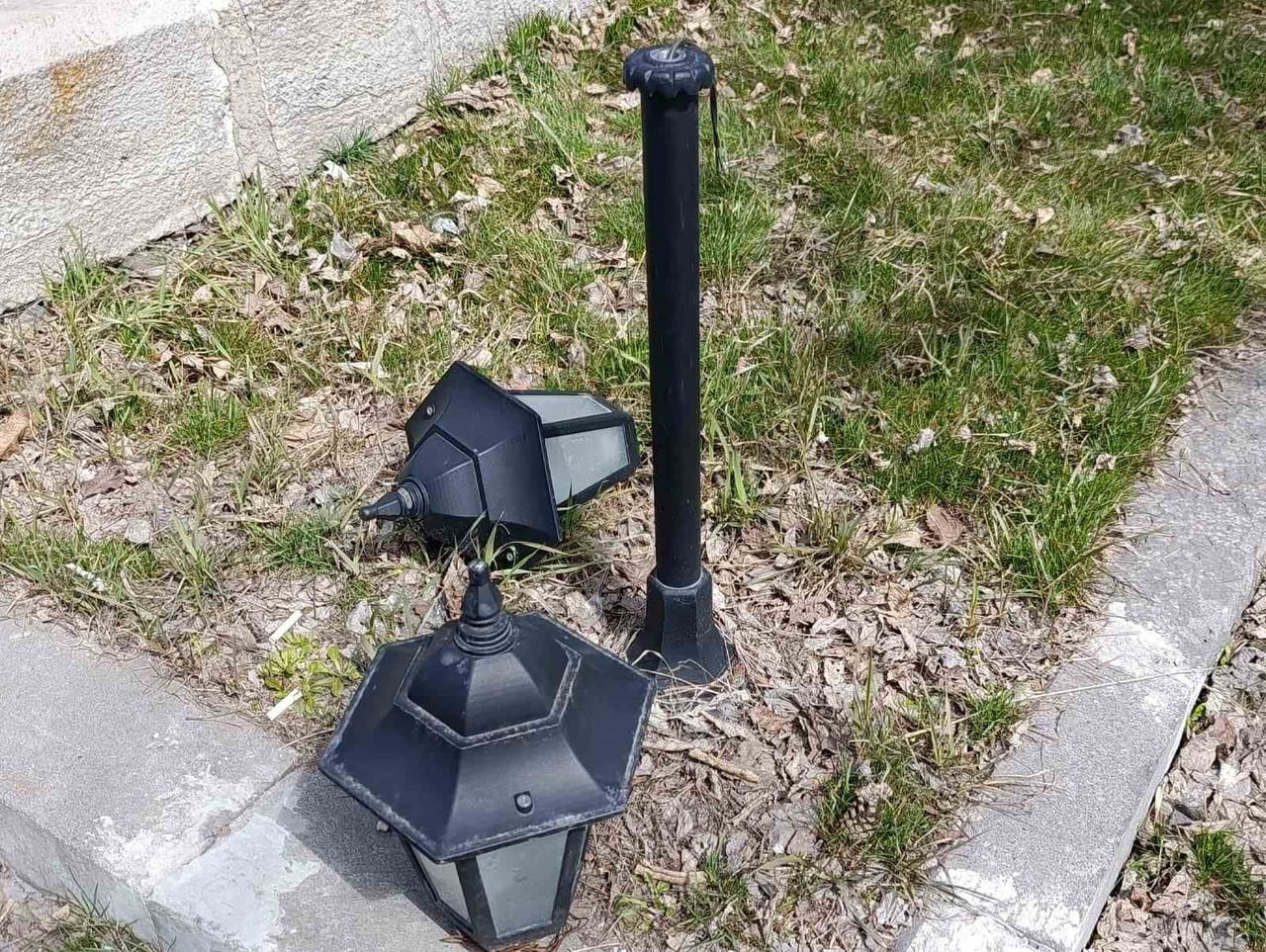 KARS’TA VALİLİK PARKI’NIN IŞIKLANDIRMA LAMBALARI KIRILDI(KARS-İHA)