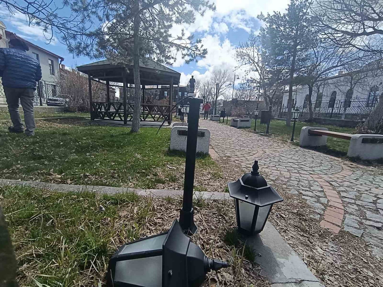 KARS’TA VALİLİK PARKI’NIN IŞIKLANDIRMA LAMBALARI KIRILDI(KARS-İHA)