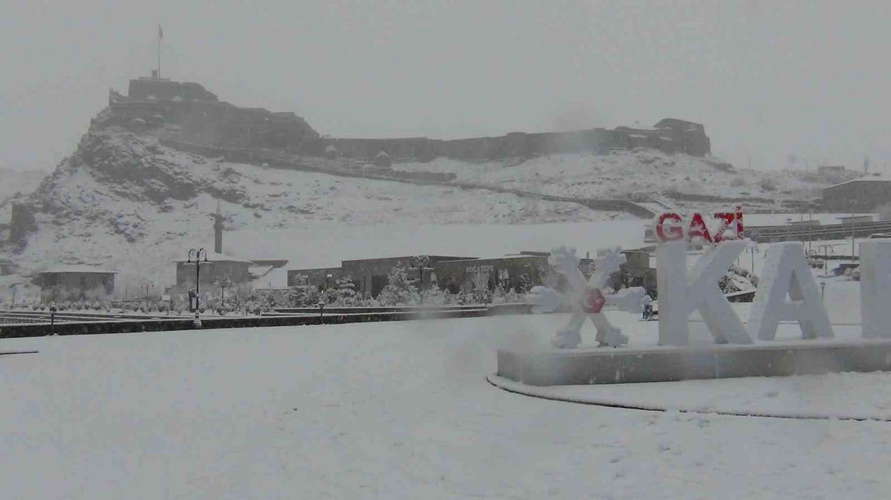 KARS’TA YER GÖK BEYAZ: KAR KALINLIĞI 30 SANTİMİ AŞTI(IŞIK ÇAPANOĞLU/KARS-İHA)