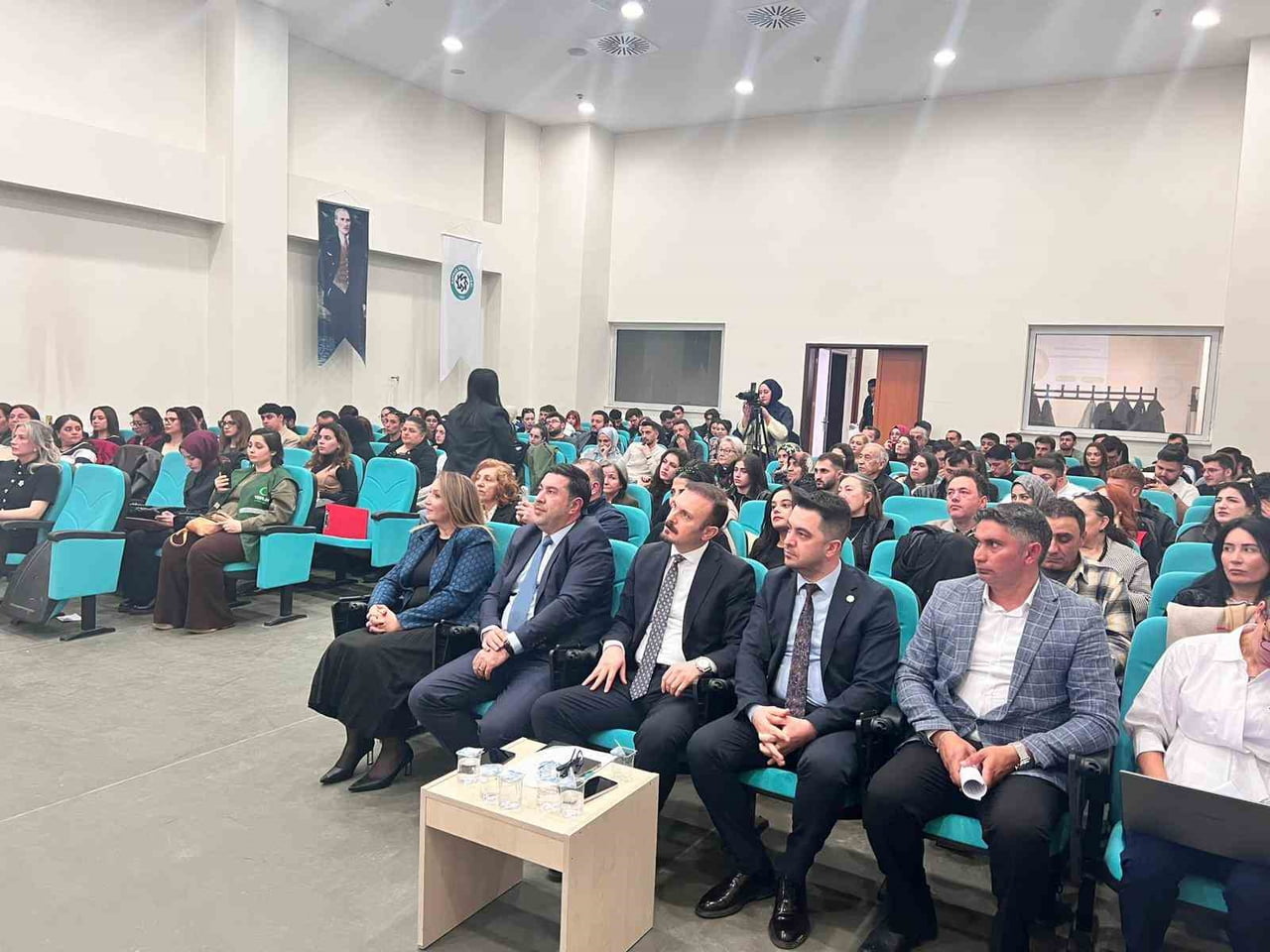 KARS’TA, “ZİRVEDE KADIN” PANELİ YOĞUN İLGİ GÖRDÜ(KARS-İHA)