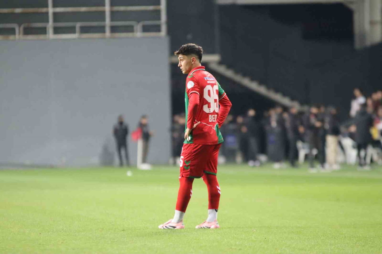 KARŞIYAKA’NIN 20 YAŞINDAKİ YILDIZI BERAT ŞAHİN PARLIYOR