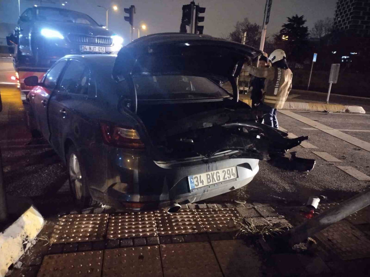 KARTAL’DA İKİ OTOMOBİL ÇARPIŞTI: 2 YARALI