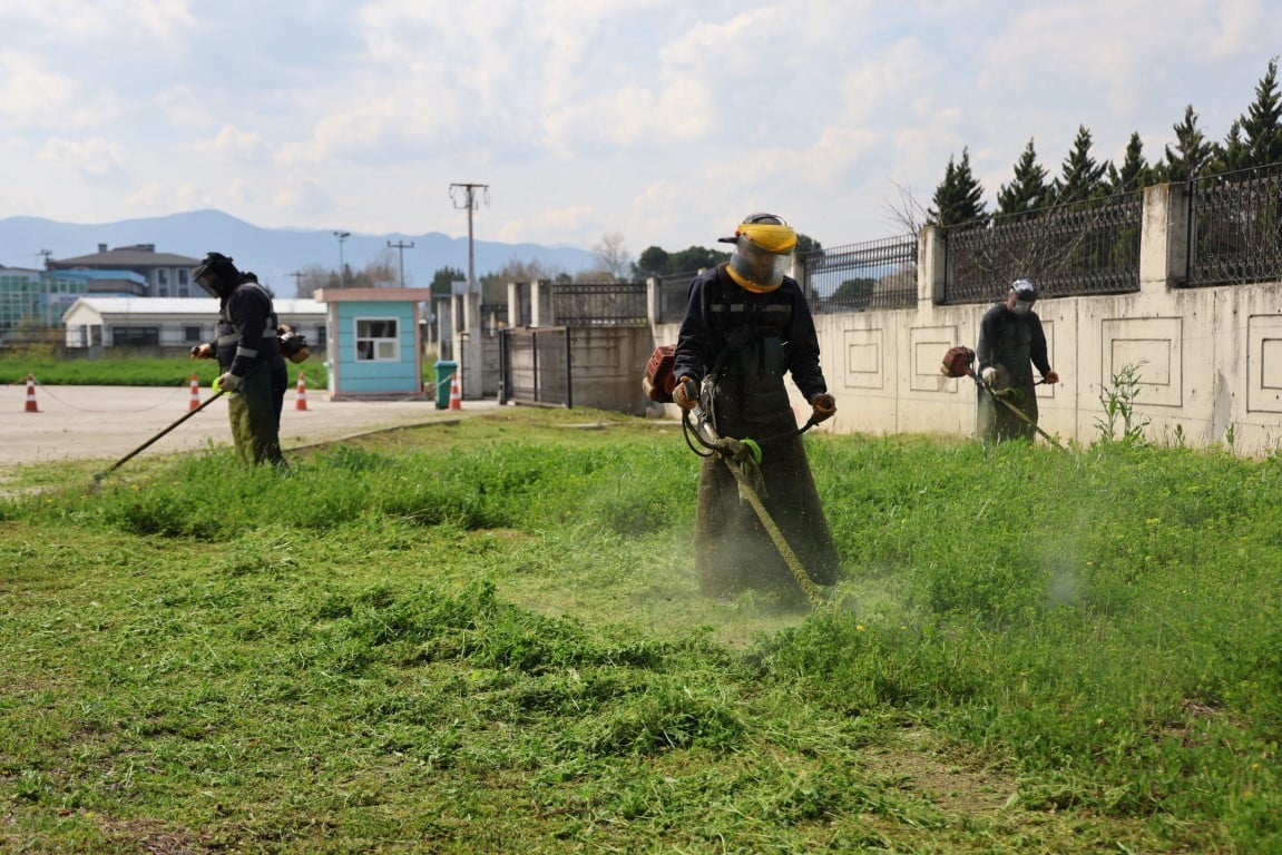 KARTEPE'DE BELEDİYE EKİPLERİNCE YEŞİL ALANLARIN DÜZENLİ VE TEMİZ HALE GETİRİLMESİ AMACIYLA BAKIM...