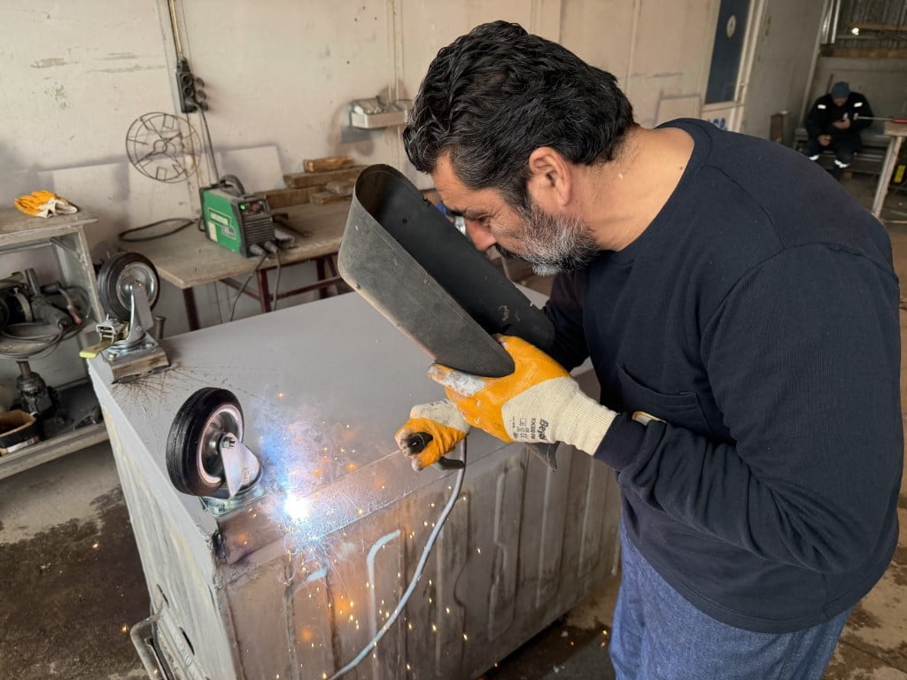 KARTEPE'DE KULLANIM ÖMRÜNÜ UZATMAK VE GÖRÜNTÜ KİRLİLİĞİNİ ÖNLEMEK AMACIYLA ESKİYEN ÇÖP...