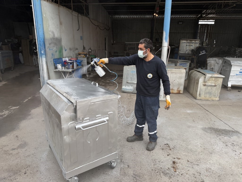 KARTEPE'DE KULLANIM ÖMRÜNÜ UZATMAK VE GÖRÜNTÜ KİRLİLİĞİNİ ÖNLEMEK AMACIYLA ESKİYEN ÇÖP...