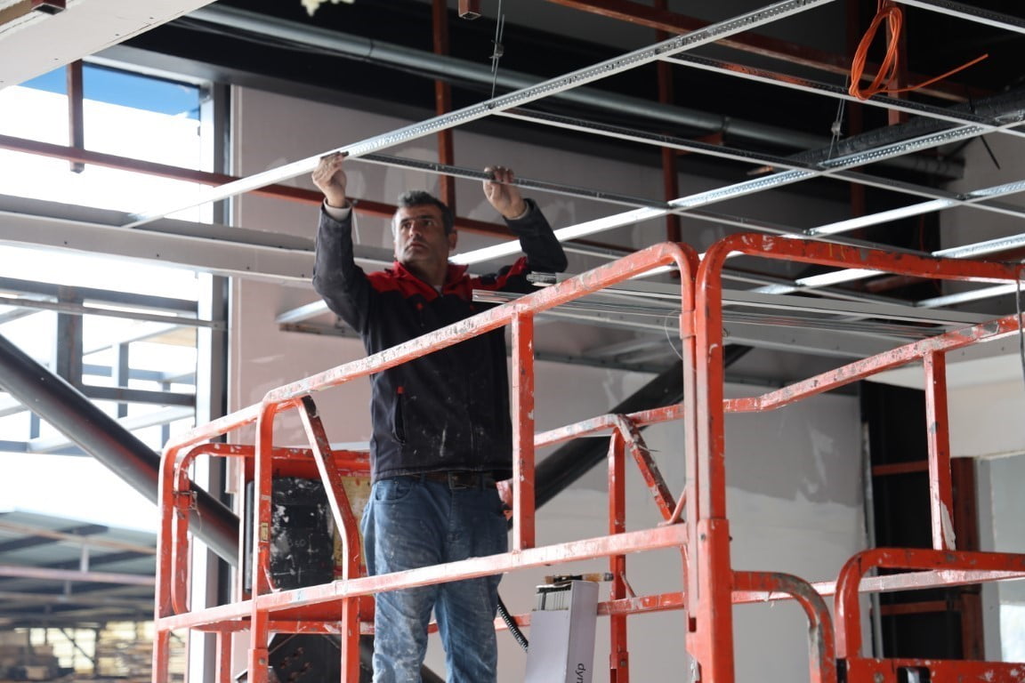 KARTEPE'DE YAPIMI SÜREN VE BÜNYESİNDE KAPALI YÜZME HAVUZUNDAN TIRMANMA DUVARINA KADAR BİRÇOK...