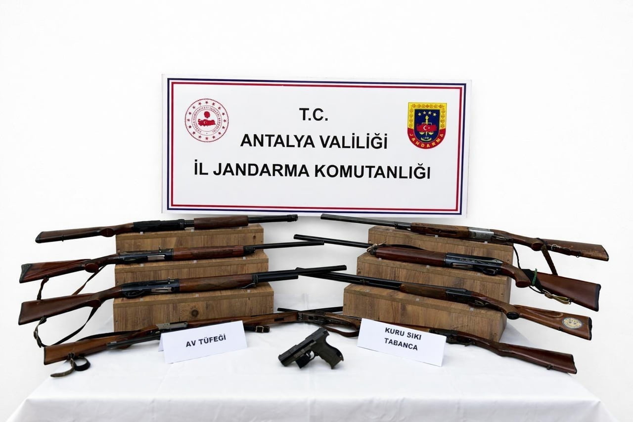 KAŞ İLÇESİNDE JANDARMA EKİPLERİNİN RUHSATSIZ SİLAHLARA YÖNELİK OPERASYONDA 9 ADET AV TÜFEĞİ VE 1...