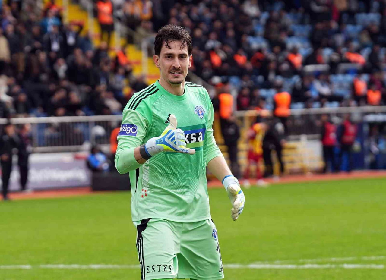 KASIMPAŞA KALECİSİ ANDREAS GİANNİOTİS, KAYSERİSPOR KARŞISINDA UZAKLARDAN GOLE İMZA ATTI.