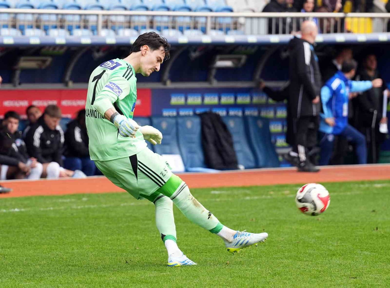 KASIMPAŞA KALECİSİ ANDREAS GİANNİOTİS, KAYSERİSPOR KARŞISINDA UZAKLARDAN GOLE İMZA ATTI.