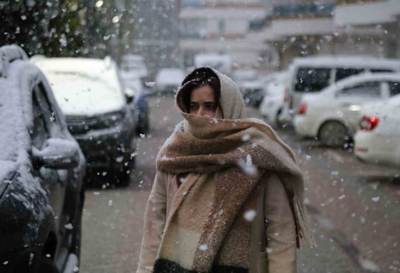 KASTAMONU'DA HAVA SICAKLIĞININ DÜŞMESİNİN ARDINDAN İL MERKEZİNDE LAPA LAPA KAR YAĞDI.