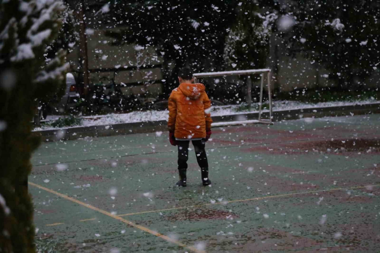 KASTAMONU'DA HAVA SICAKLIĞININ DÜŞMESİNİN ARDINDAN İL MERKEZİNDE LAPA LAPA KAR YAĞDI.