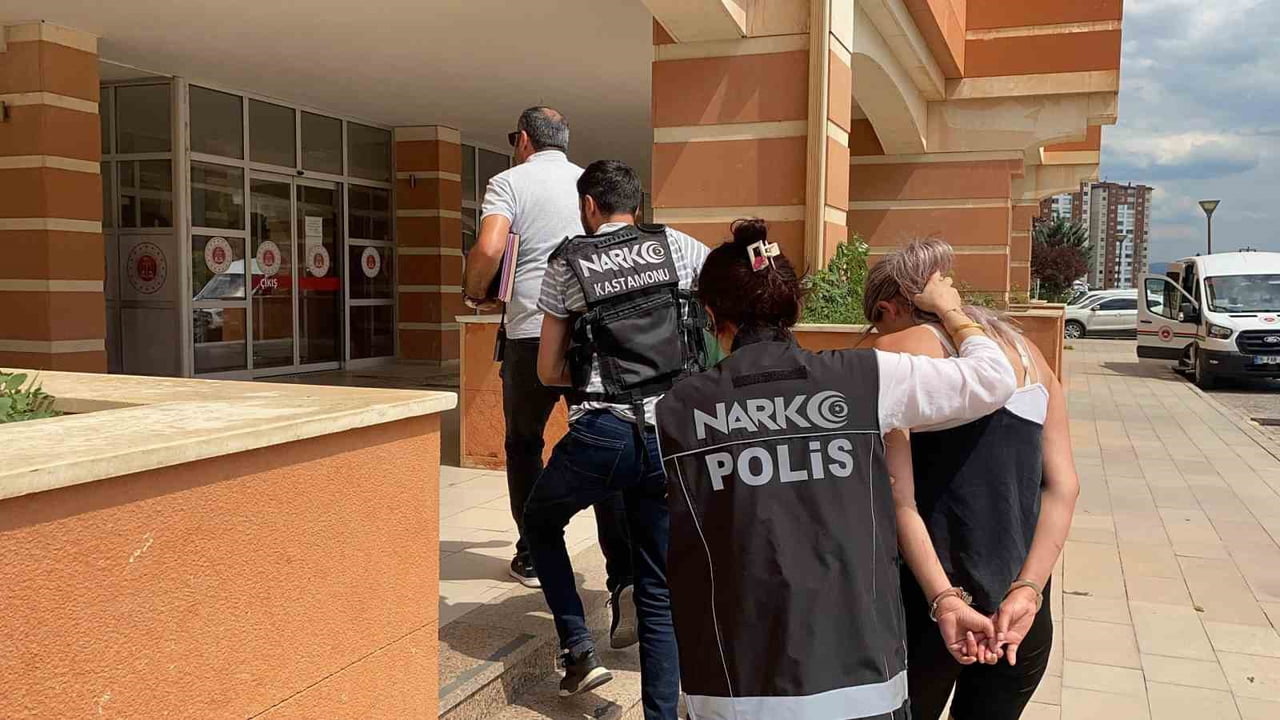 KASTAMONU'DA POLİS EKİPLERİNCE DURDURULAN ARAÇTA UYUŞTURUCUYLA YAKALANAN SANIK, "TEK SUÇUM...