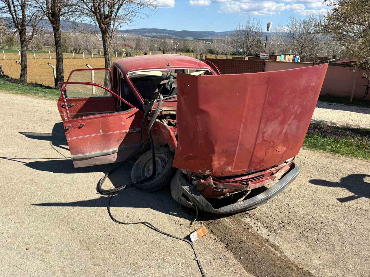 KASTAMONU'NUN TAŞKÖPRÜ İLÇESİNDE İKİ OTOMOBİLİN ÇARPIŞMASI NETİCESİNDE MEYDANA GELEN KAZADA 3 KİŞİ...