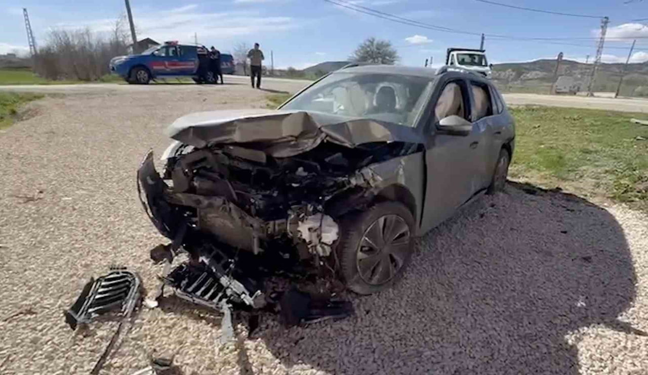 KASTAMONU'NUN TAŞKÖPRÜ İLÇESİNDE İKİ OTOMOBİLİN ÇARPIŞMASI NETİCESİNDE MEYDANA GELEN KAZADA 3 KİŞİ...