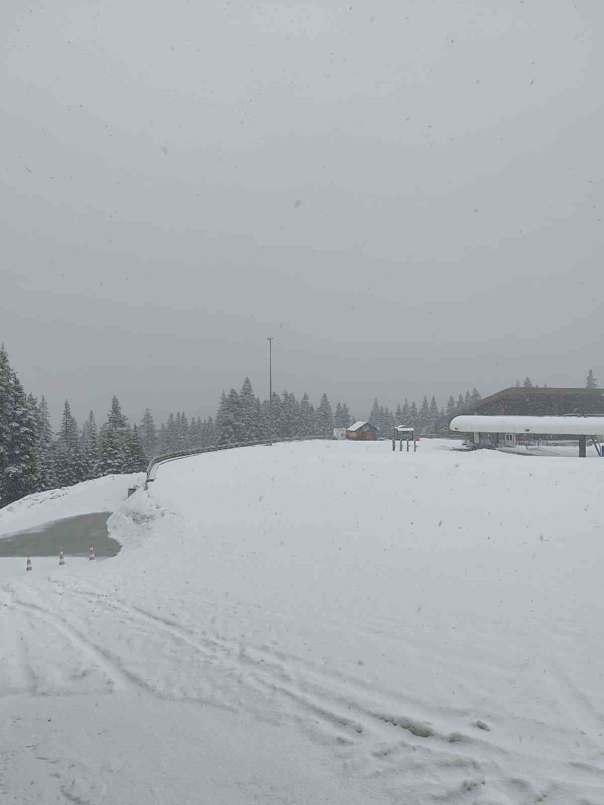 KASTAMONU-ANKARA KARAYOLU ÜZERİNDE ILGAZ DAĞI GEÇİDİNDE KAR YAĞIŞI ETKİLİ OLUYOR.