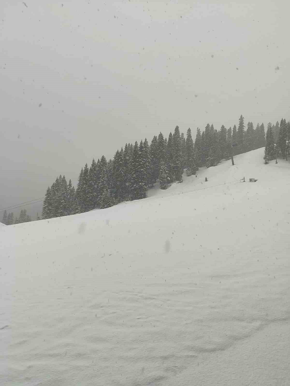 KASTAMONU-ANKARA KARAYOLU ÜZERİNDE ILGAZ DAĞI GEÇİDİNDE KAR YAĞIŞI ETKİLİ OLUYOR.