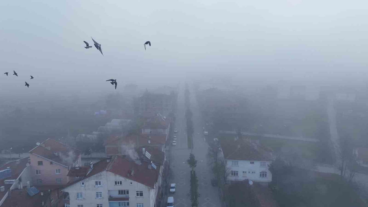 KASTAMONU’NUN İHSANGAZİ İLÇESİNDE SABAH SAATLERİNDEN İTİBAREN ETKİSİNİ ARTTIRAN YOĞUN SİS, GÖRÜŞ...
