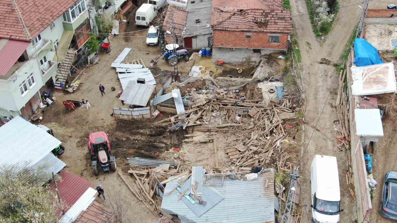 KASTAMONU’NUN MERKEZE BAĞLI EŞEN KÖYÜNDE GECE SAATLERİNDE ÇIKAN FIRTINA SONRASI AHIR ÇÖKTÜ. ÇÖKEN...