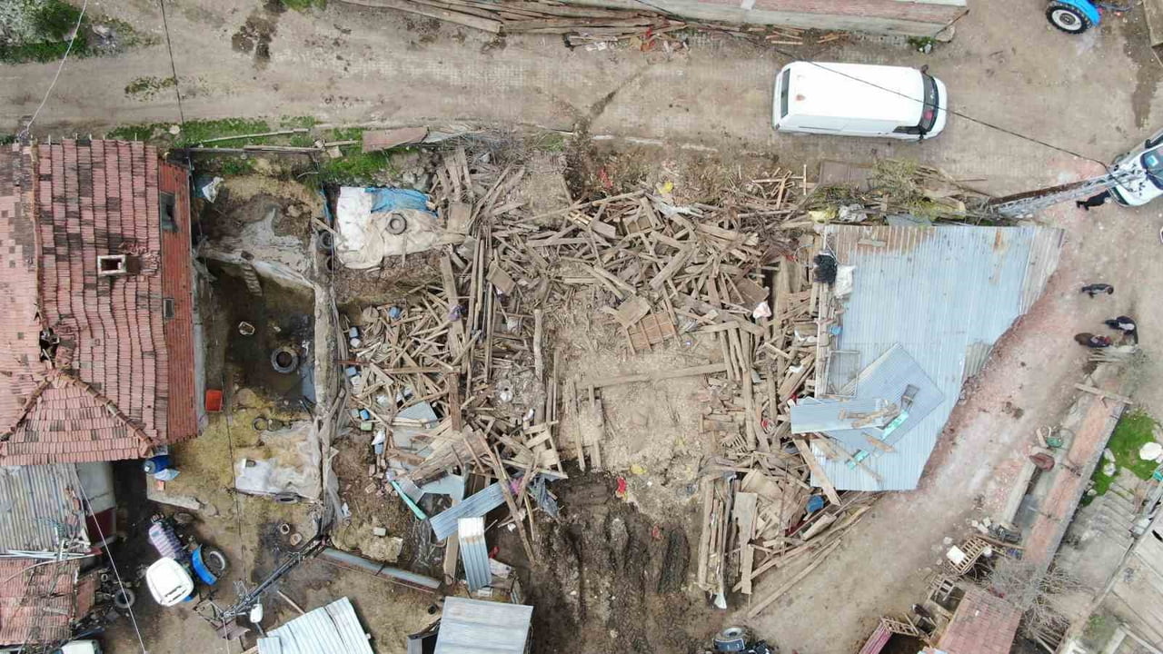 KASTAMONU’NUN MERKEZE BAĞLI EŞEN KÖYÜNDE GECE SAATLERİNDE ÇIKAN FIRTINA SONRASI AHIR ÇÖKTÜ. ÇÖKEN...