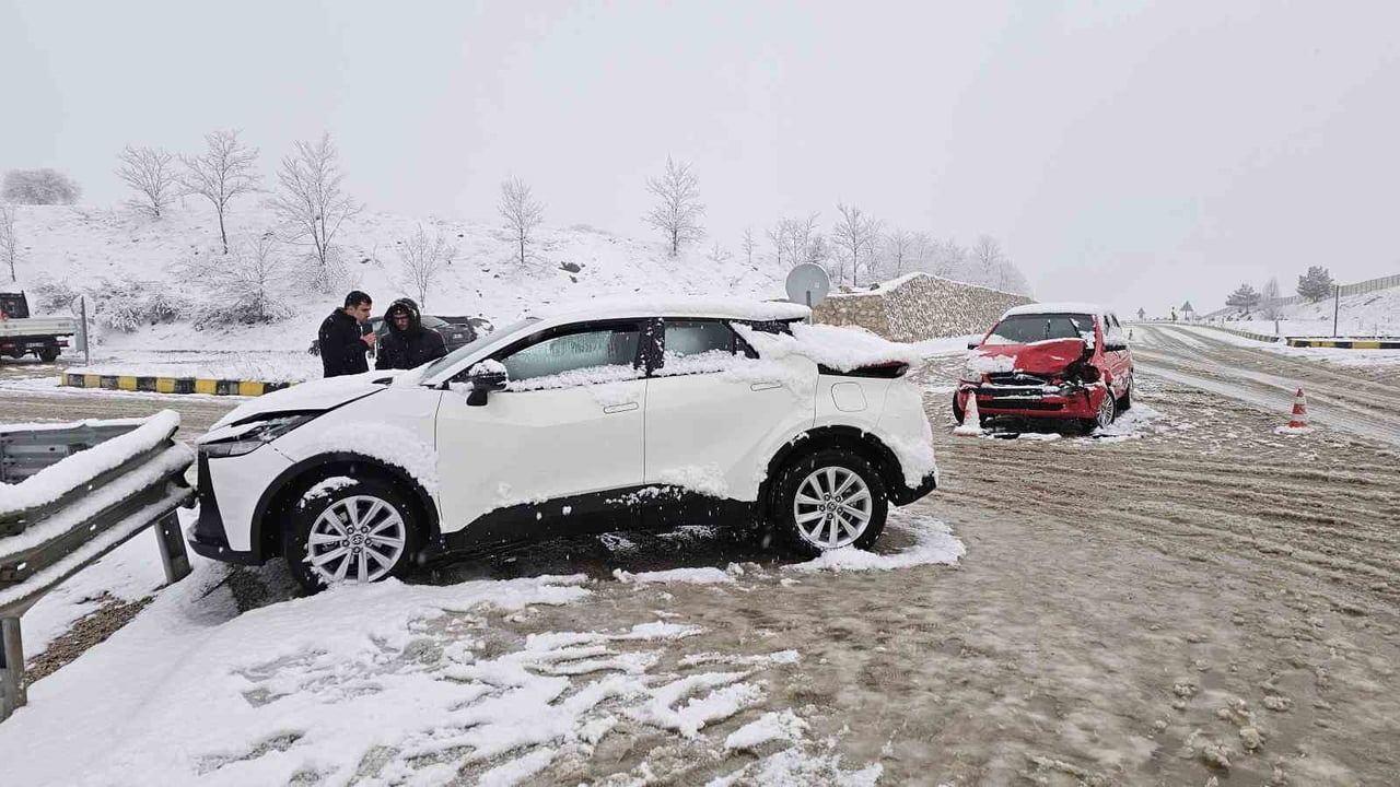 KASTAMONU’NUN SEYDİLER İLÇESİNDE KALE FİRMASINA AİT YOLCU OTOBÜSÜNÜN DE ARALARINDA OLDUĞU 10 ARAÇ...