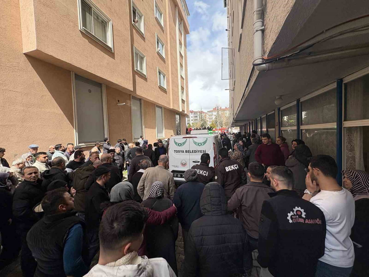 KASTAMONU’NUN TOSYA İLÇESİNDE 6 KATLI APARTMANIN BACASINDA ÇIKAN YANGINA MÜDAHALE ETMEK İÇİN...