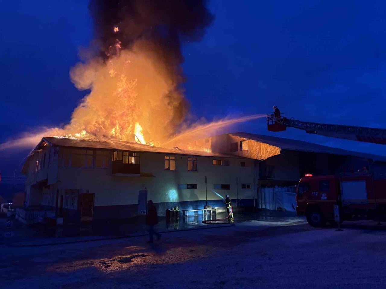 KASTAMONU’NUN TOSYA İLÇESİNDE BİR  FABRİKADA YANGIN ÇIKTI. EKİPLER FABRİKAYI SARAN YANGINA...