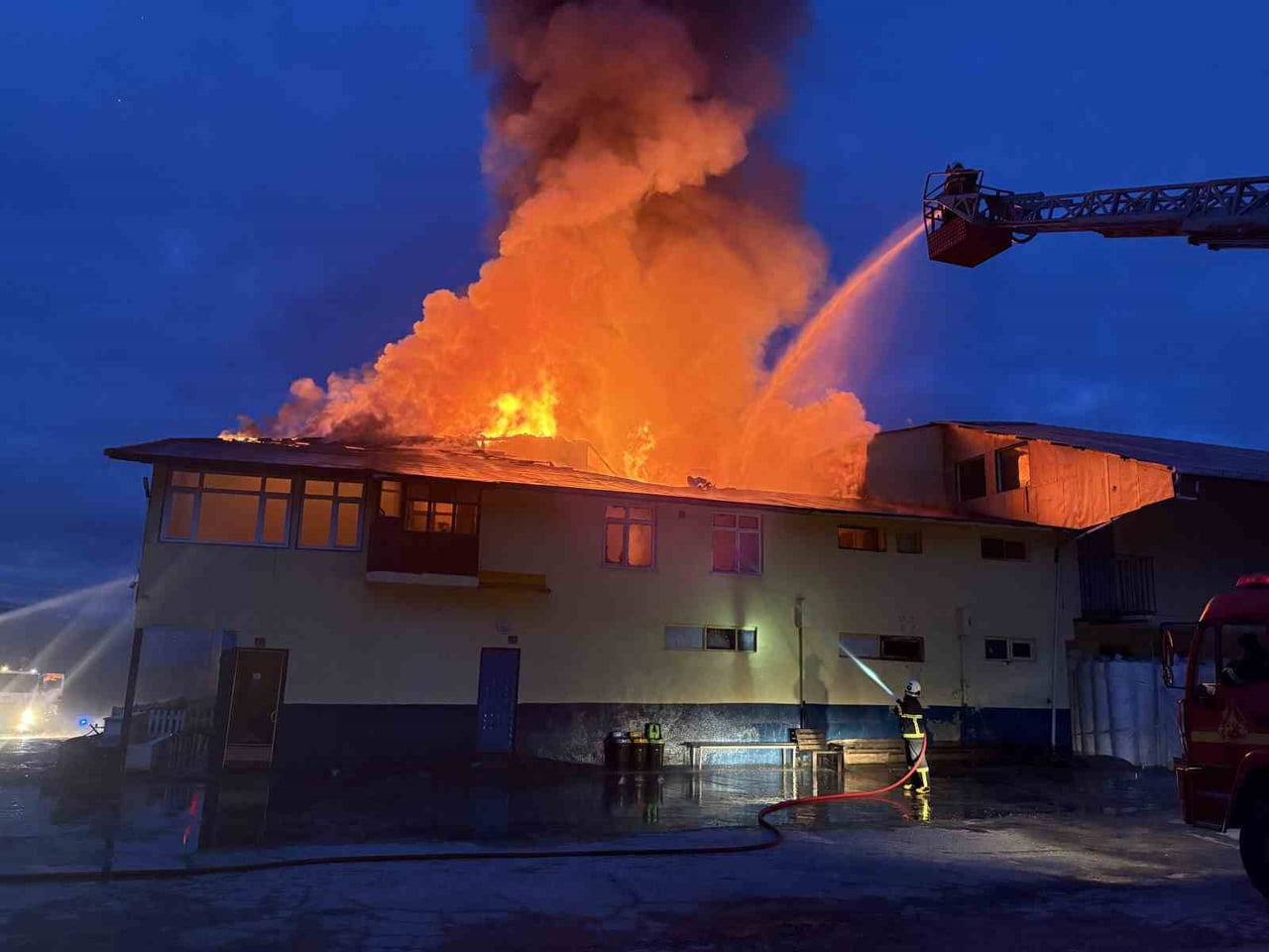 KASTAMONU’NUN TOSYA İLÇESİNDE BİR  FABRİKADA YANGIN ÇIKTI. EKİPLER FABRİKAYI SARAN YANGINA...