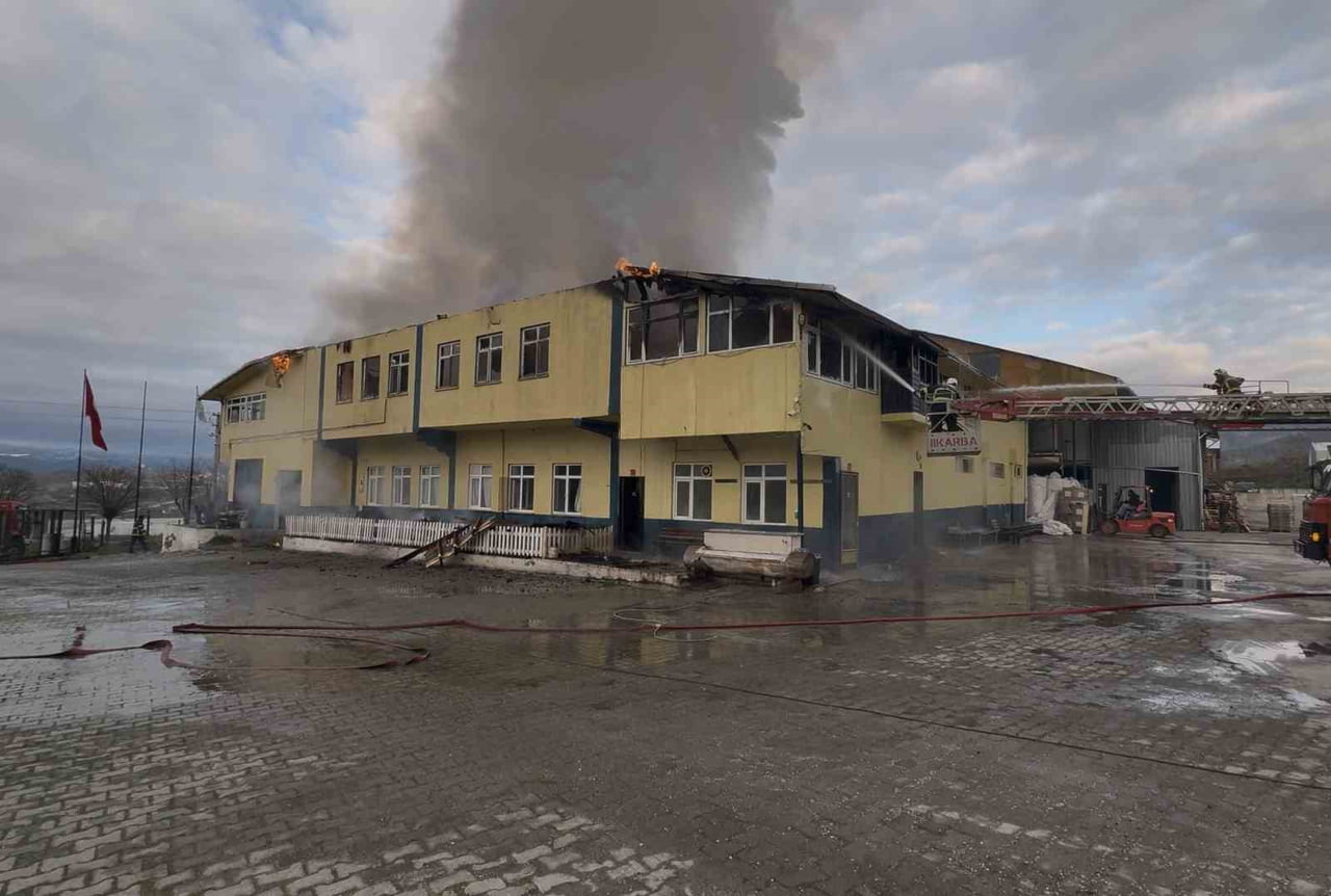 KASTAMONU’NUN TOSYA İLÇESİNDE ÇIKAN FABRİKA YANGINI EKİPLERİN MÜDAHALESİYLE KONTROL ALTINA...