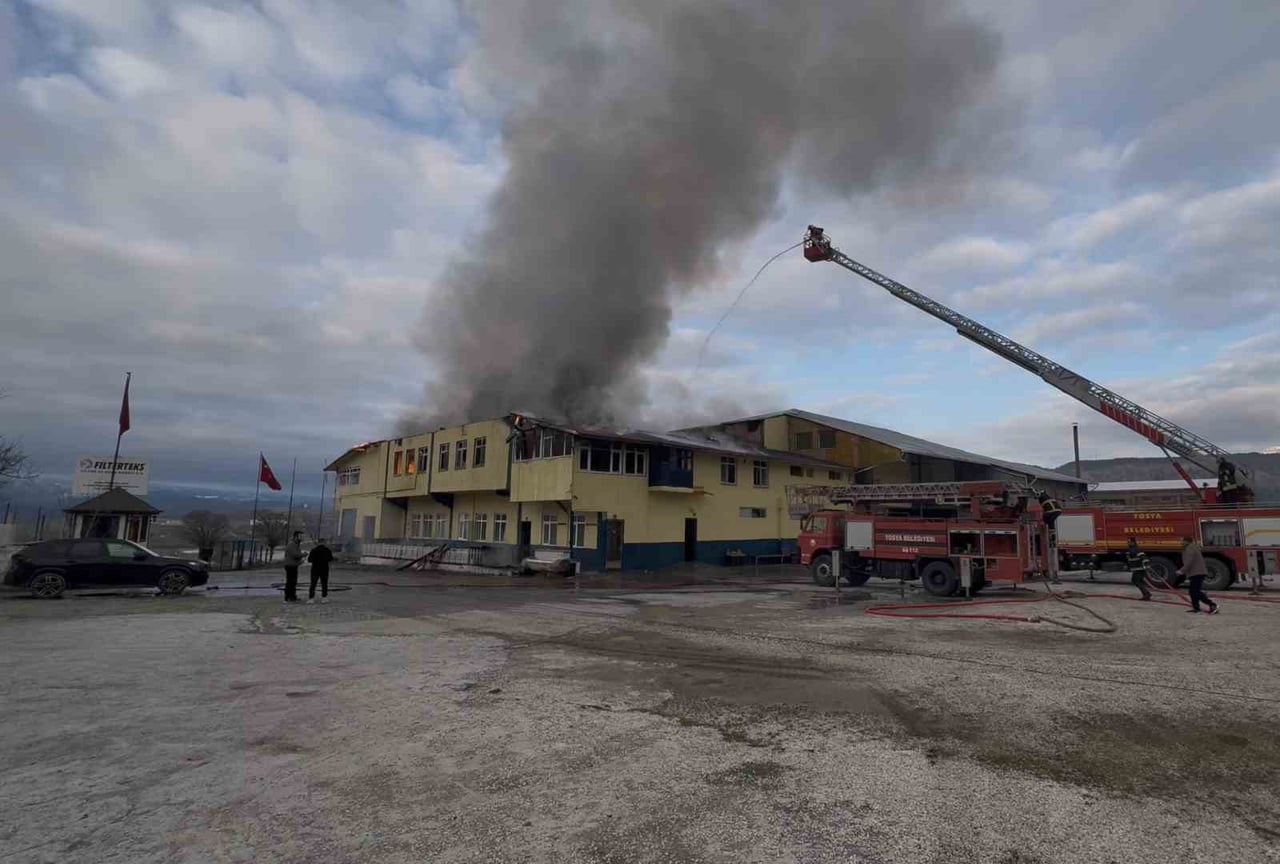 KASTAMONU’NUN TOSYA İLÇESİNDE ÇIKAN FABRİKA YANGINI EKİPLERİN MÜDAHALESİYLE KONTROL ALTINA...