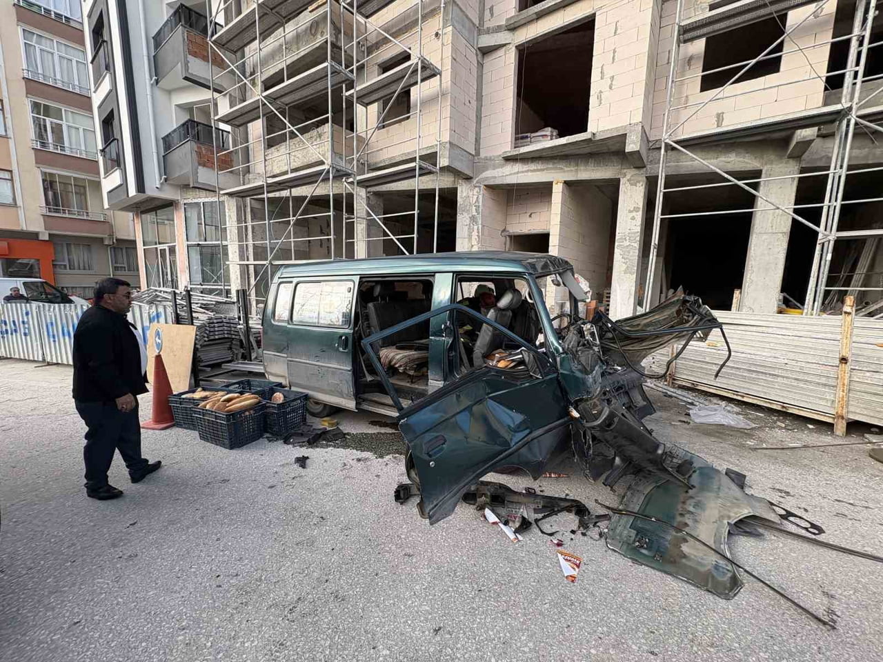 KASTAMONU’NUN TOSYA İLÇESİNDE EKMEK TAŞIYAN İKİ FIRIN ARACININ KARIŞTIĞI KAZADA HURDAYA DÖNEN...