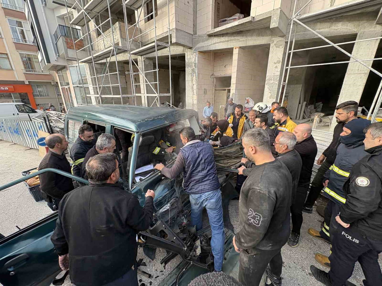 KASTAMONU’NUN TOSYA İLÇESİNDE EKMEK TAŞIYAN İKİ FIRIN ARACININ KARIŞTIĞI KAZADA HURDAYA DÖNEN...