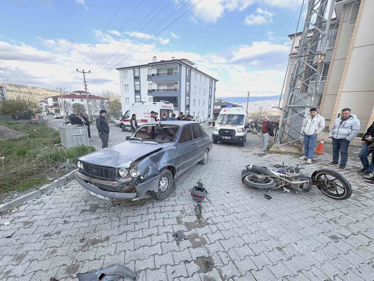 KASTAMONU’NUN TOSYA İLÇESİNDE MOTOSİKLET İLE OTOMOBİLİN ÇARPIŞMASI NETİCESİNDE 3 KİŞİ...