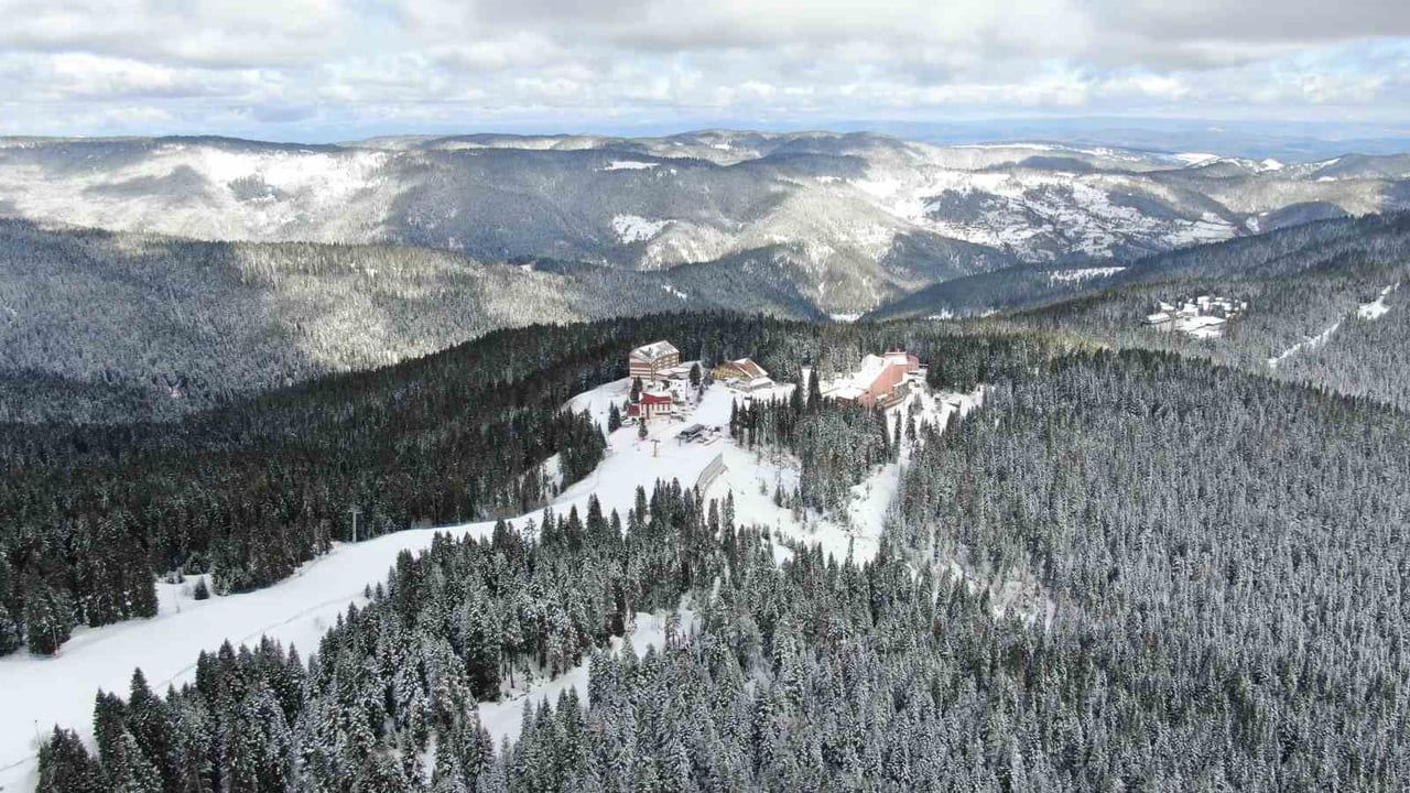 KASTAMONU VE ÇANKIRI SINIRLARINDA BULUNAN ILGAZ DAĞI MİLLİ PARKI, NİSAN AYINDA ETKİLİ OLAN KAR...