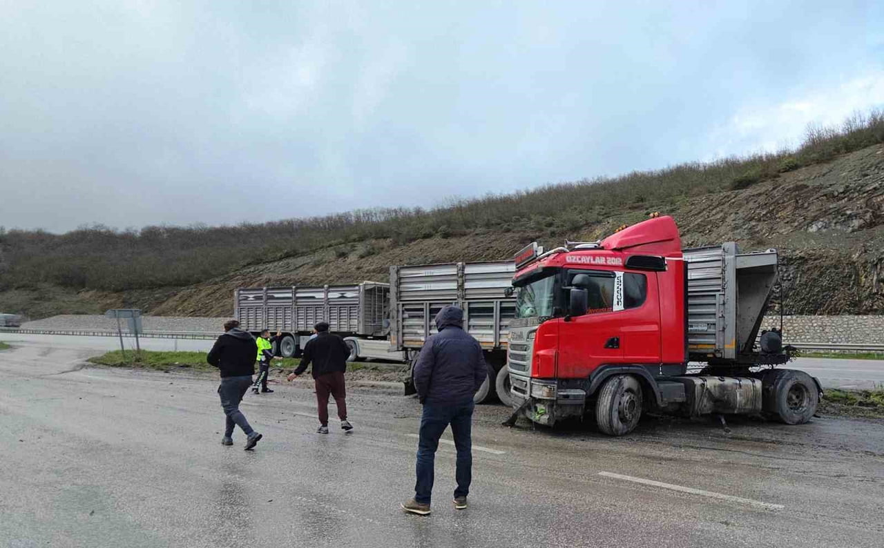 KAVAK İLÇESİ ÇAKALLI MEVKİSİ SAMSUN İSTİKAMETİNDE SAAT 14.15 SIRALARINDA MEYDANA GELDİ. EDİNİLEN...