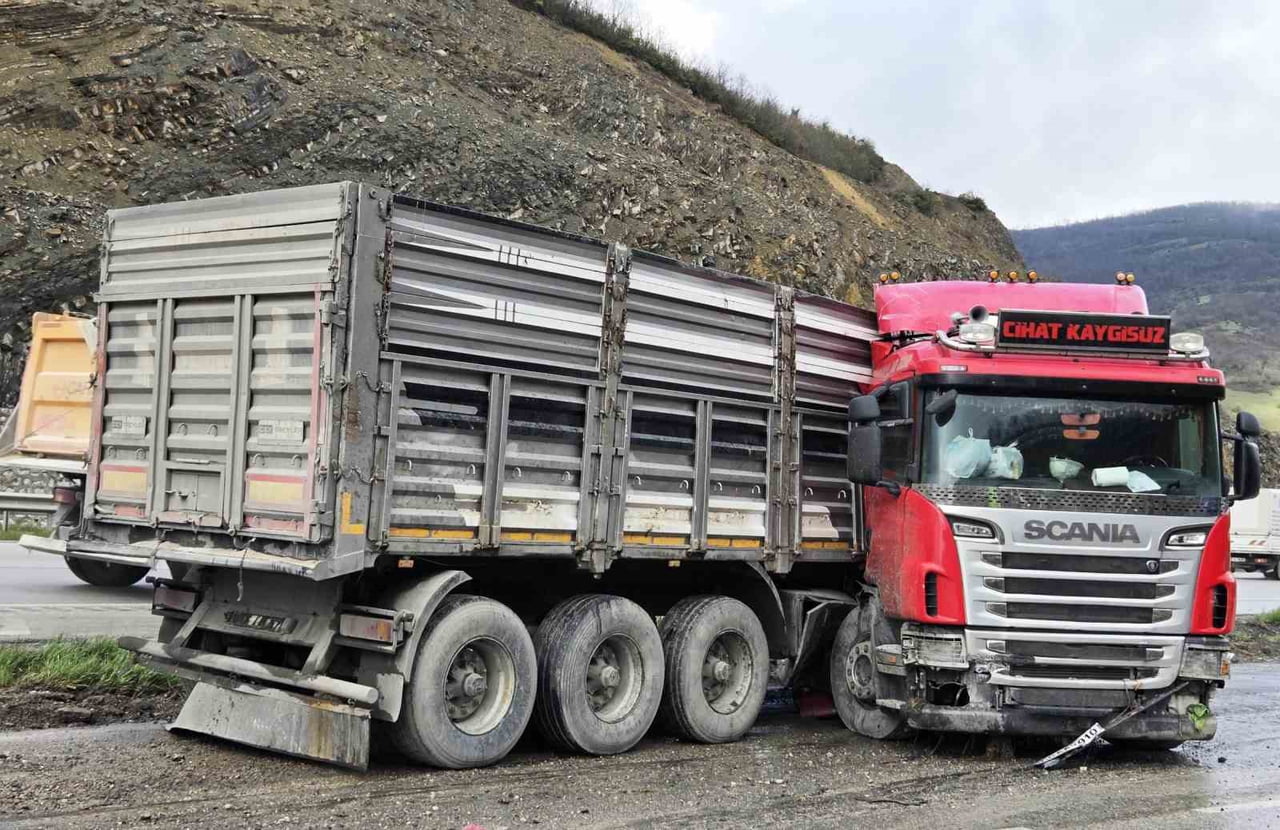 KAVAK İLÇESİ ÇAKALLI MEVKİSİ SAMSUN İSTİKAMETİNDE SAAT 14.15 SIRALARINDA MEYDANA GELDİ. EDİNİLEN...