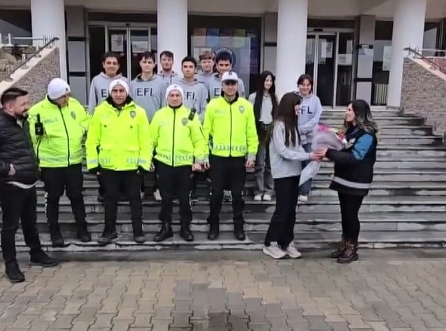 KAVGA İHBARINA GİDEN POLİSLER PASTAYLA KARŞILANDI