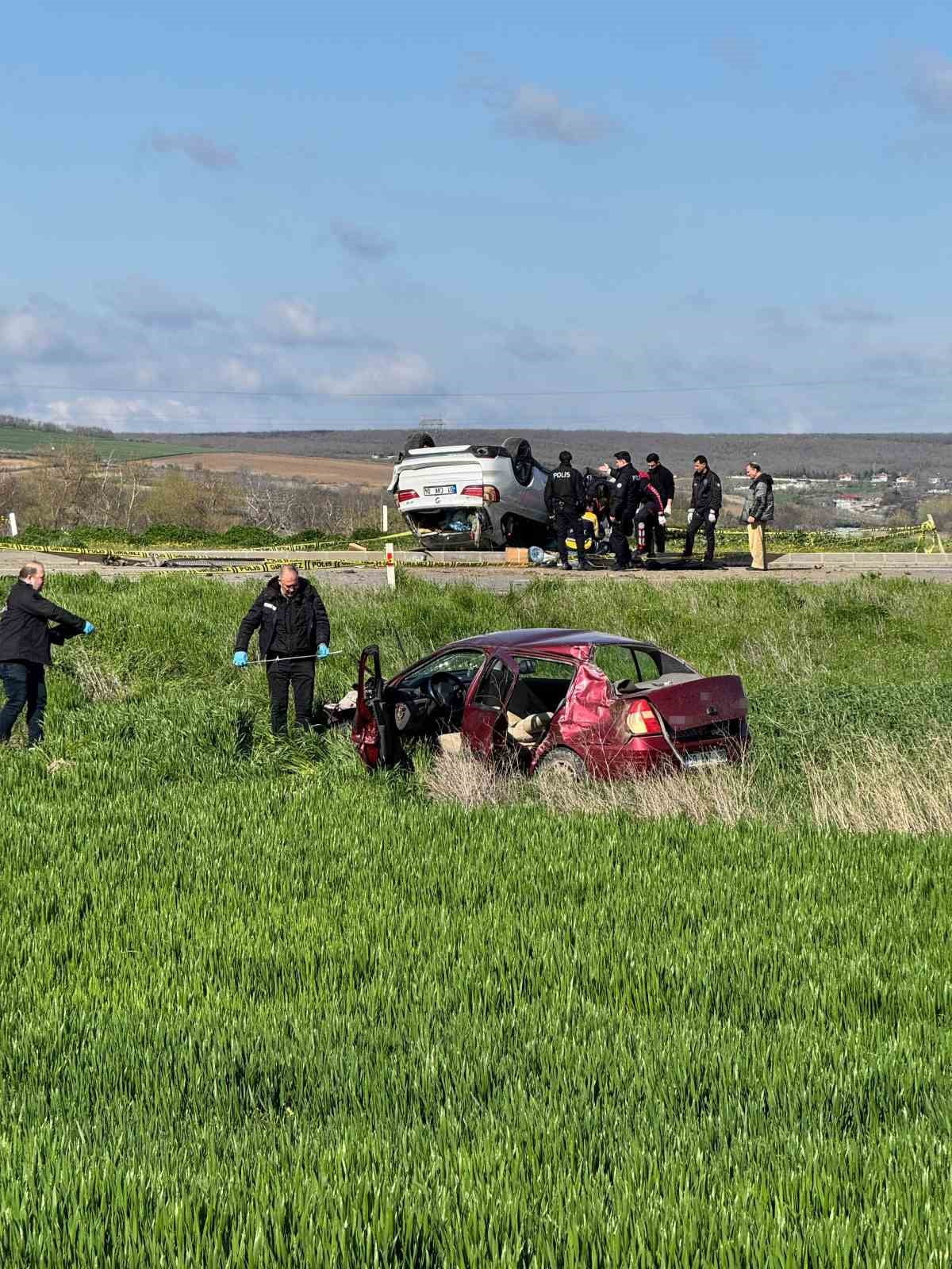 KAVŞAKTA ÇARPIŞAN İKİ OTOMOBİL