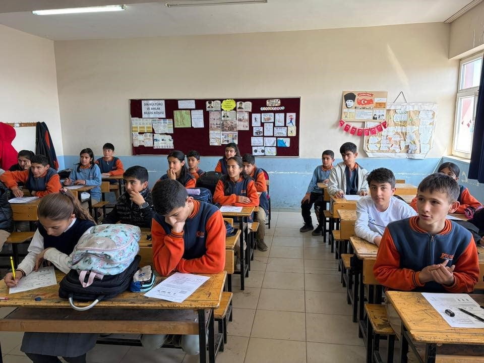 KAYMAKAM KAHRAMAN OKUL ZİYARETLERİNİ SÜRDÜRÜYOR(KARS-İHA)