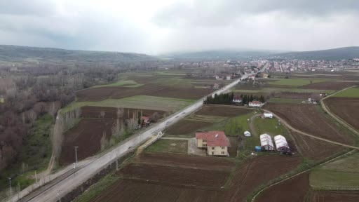 Kaynak suyunda yetişiyor, vatandaş taze taze alıp gidiyor