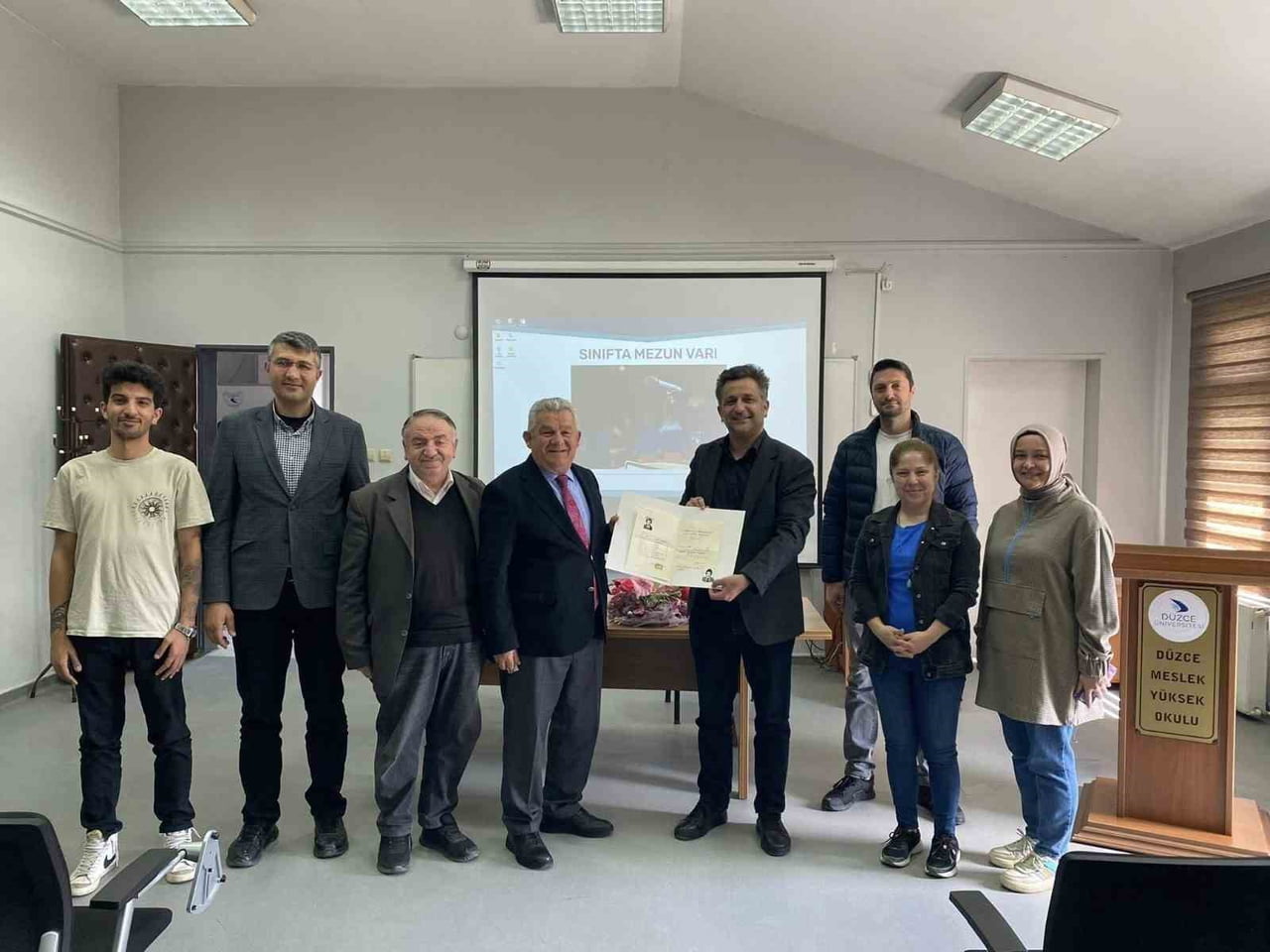 KAYNAŞLI BELEDİYE BAŞKANI EFDAL ALTUNDAL, MEZUN OLDUĞU DÜZCE MESLEK YÜKSEKOKULU'NDA “SINIFTA MEZUN...
