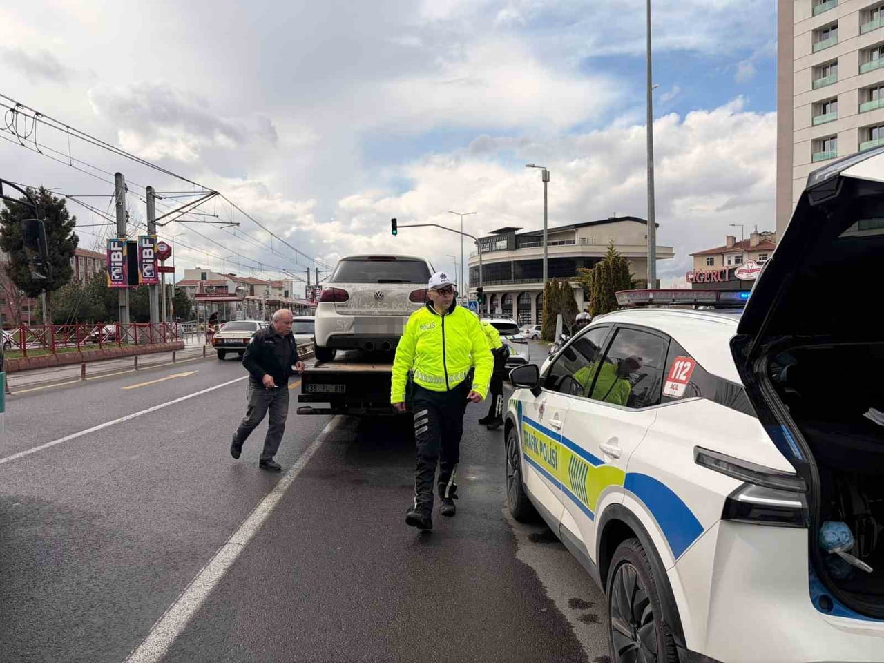 KAYSERİ'DE DENETİM YAPAN POLİS EKİPLERİNCE EGZOZUNDAN SİYAH DUMAN ATARAK ÇEVRE VE GÖRÜNTÜ...