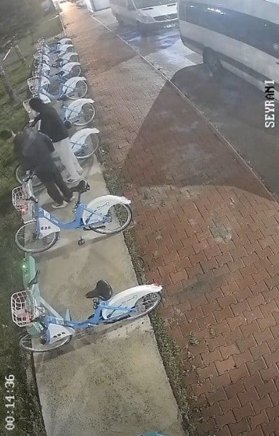 KAYSERİ'DE KENTİN FARKLI NOKTALARINDA BULUNAN İSTASYONLARDAKİ BİSİKLETLERE ZARAR VEREN ŞAHISLAR...