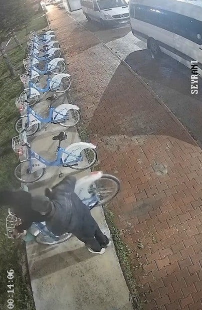 KAYSERİ'DE KENTİN FARKLI NOKTALARINDA BULUNAN İSTASYONLARDAKİ BİSİKLETLERE ZARAR VEREN ŞAHISLAR...