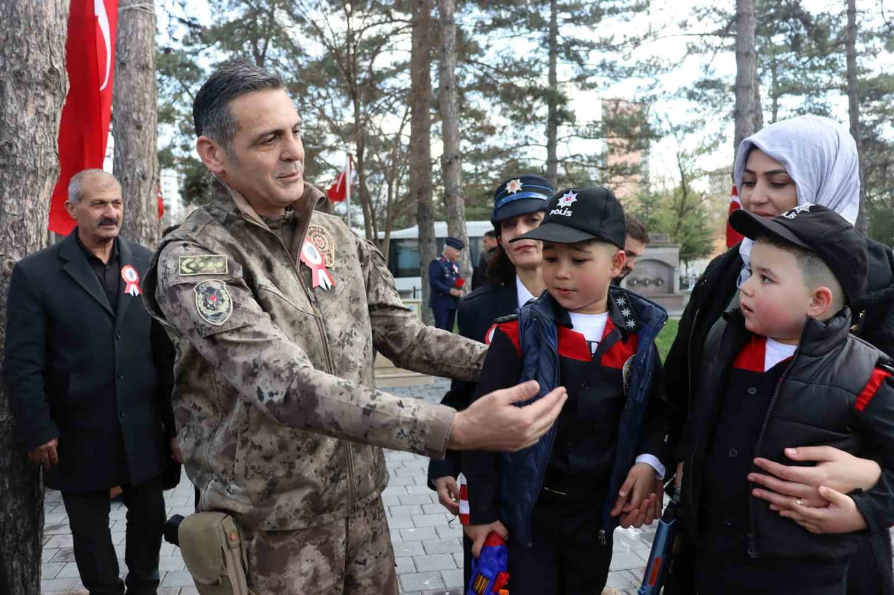 KAYSERİ'DE, POLİS HAFTASI DOLAYISIYLA DÜZENLENEN PROGRAMDA POLİS ŞEHİTLİĞİ ZİYARET EDİLEREK, DUA...