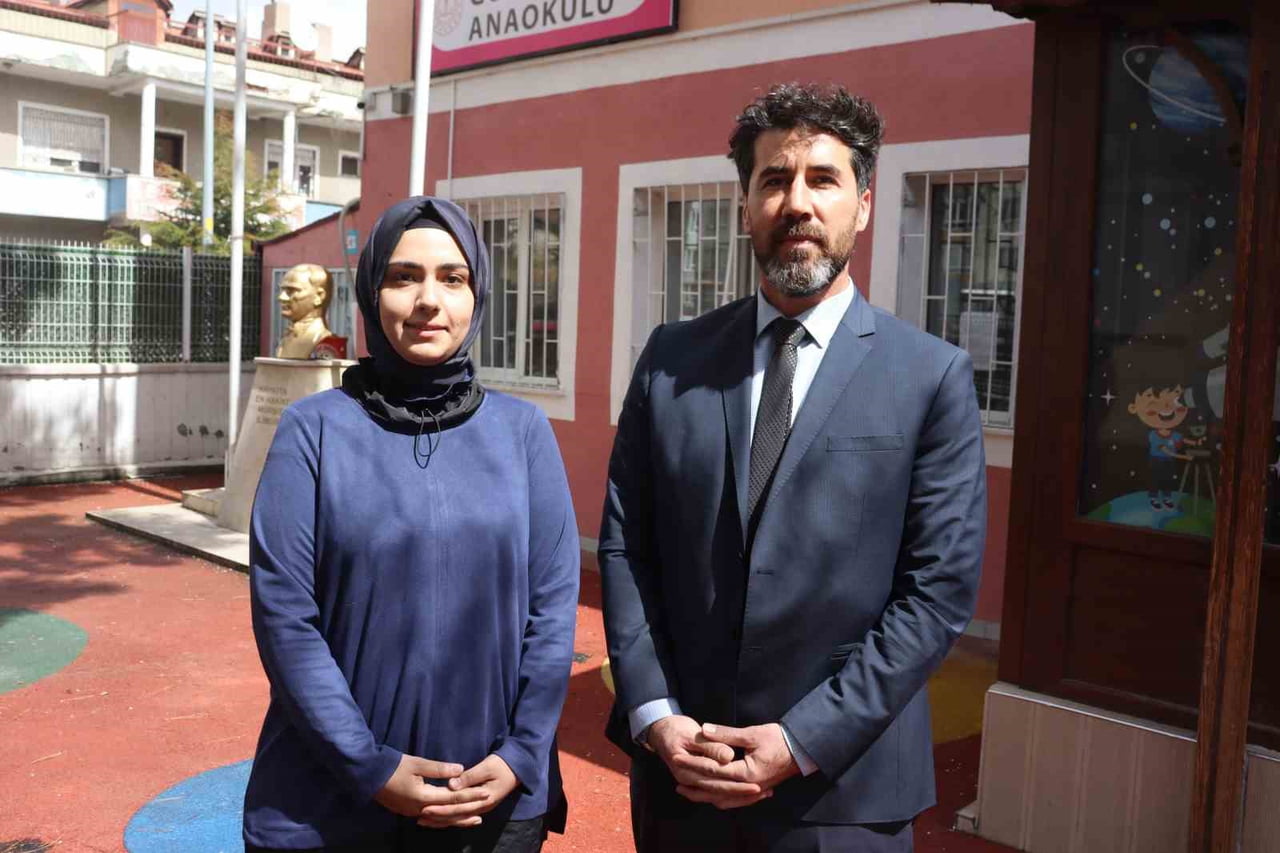 KAYSERİ'NİN KOCASİNAN İLÇESİNDE BİR ANAOKULU MÜDÜRÜ, NEFES BORUSUNA YİYECEK KAÇAN ÖĞRETMENİ...