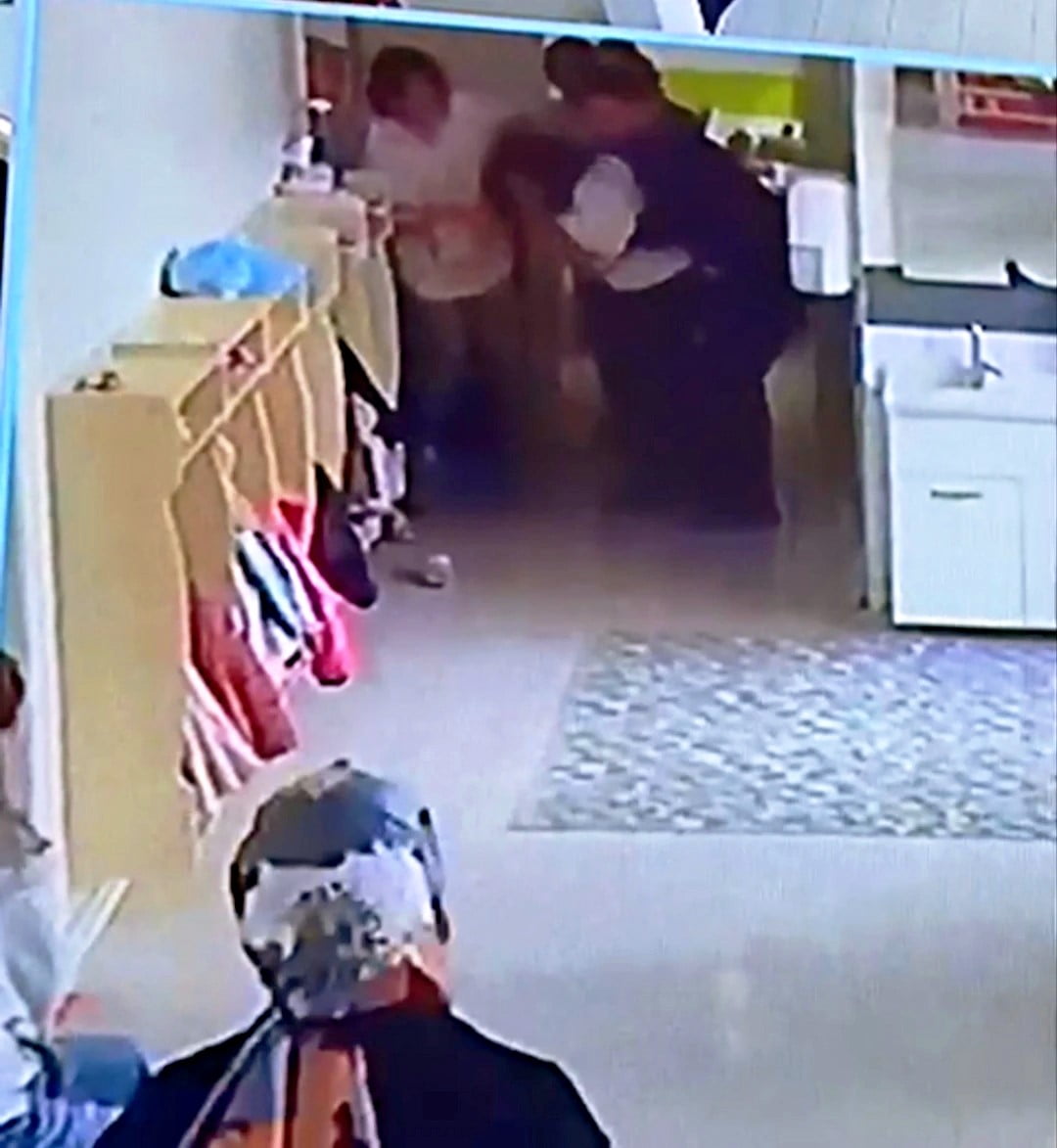 KAYSERİ'NİN KOCASİNAN İLÇESİNDE BİR OKULDA BOĞAZINA YEMEK KAÇAN ÖĞRETMENİN YARDIMINA MESLEKTAŞI...