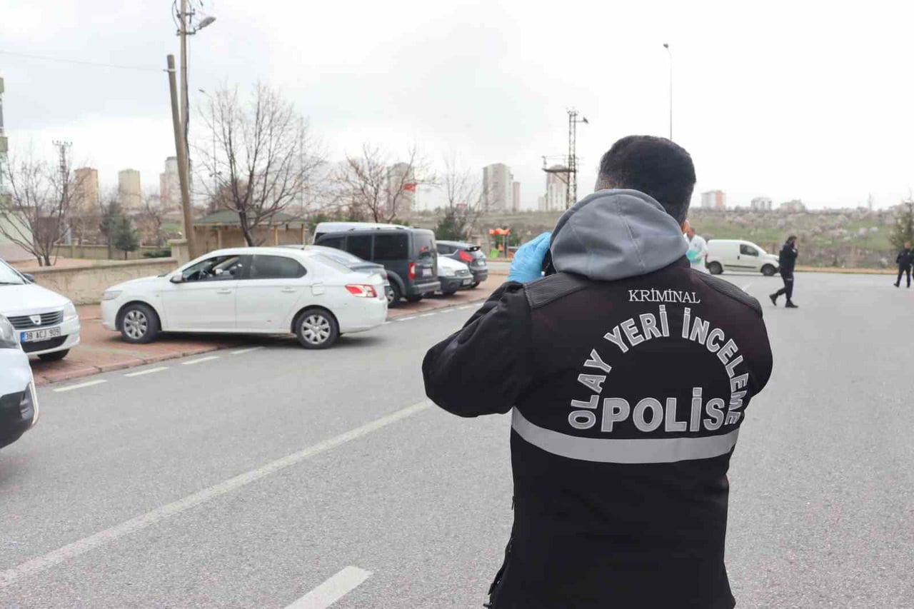 KAYSERİ'NİN MELİKGAZİ İLÇESİNDE İKİ GRUP ARASINDA ÇIKAN KAVGADA KURŞUNLANAN ARAÇLARDA MADDİ HASAR...